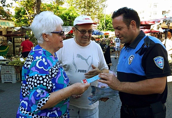 Die Polizei Alanya stattet Besucher mit Stadtkarten aus