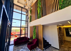 Der im Bau befindliche Komplex im Bezirk Oba