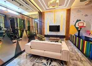 Der im Bau befindliche Komplex im Bezirk Oba