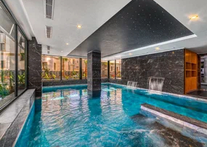 Neues Luxusprojekt mit überdachten Parkplätzen im Stadtteil Tosmur