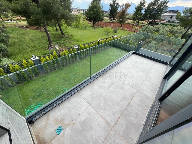 4+1-Villa in der Region Doshemealty - Antalya 