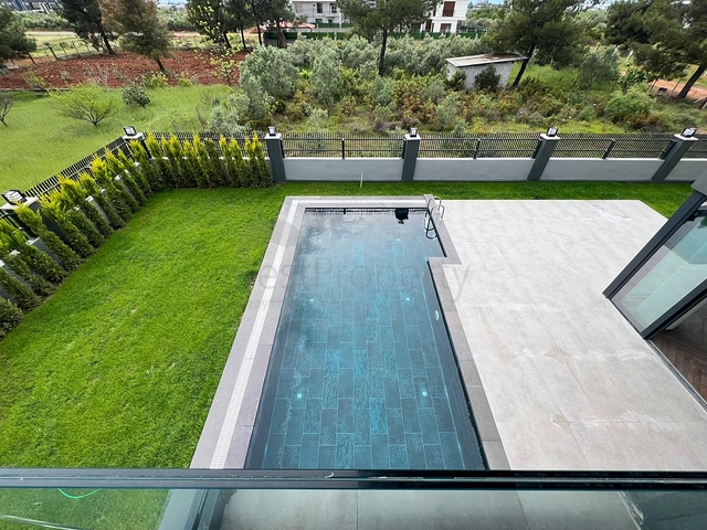 4+1-Villa in der Region Doshemealty - Antalya 