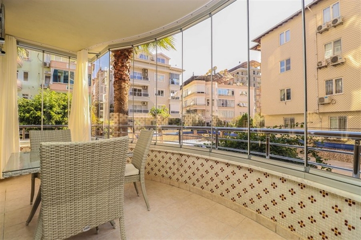 Dreizimmerwohnung in der Nähe von Kleopatra Beach