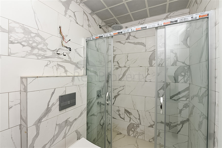 1+1 Wohnung in einem Wohnkomplexprojekt in beiden