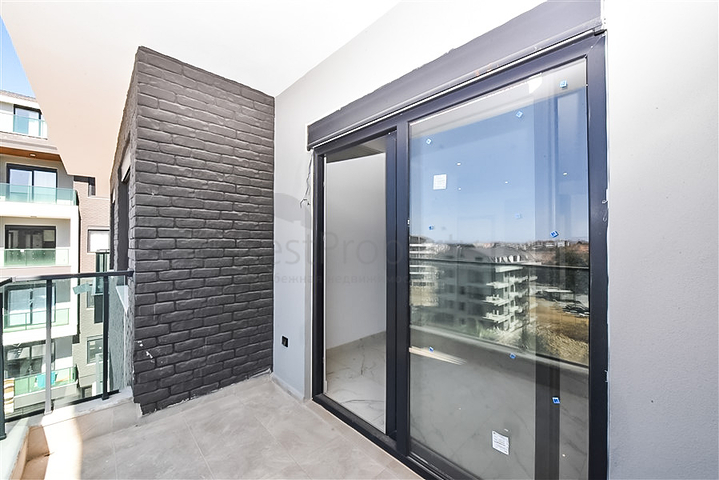 1+1 Wohnung in einem Wohnkomplexprojekt in beiden