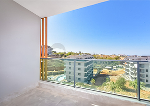 1+1 Wohnung in einem Wohnkomplexprojekt in beiden