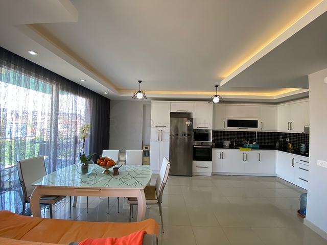 Drei-Zimmer-Penthouse in einer Wohnanlage mit Infrastruktur