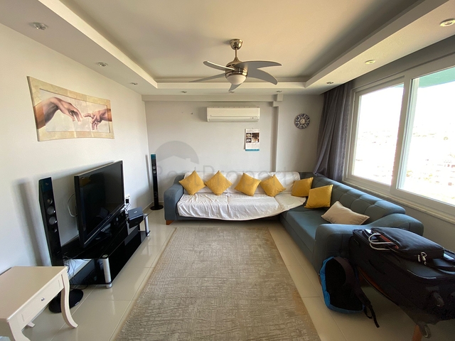 Drei-Zimmer-Penthouse in einer Wohnanlage mit Infrastruktur