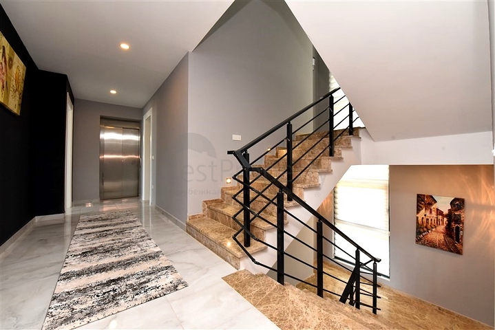 Dreistöckige Villa mit 5+1 Grundriss im Herzen von Alanya