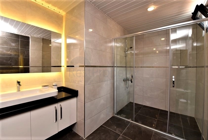 Dreistöckige Villa mit 5+1 Grundriss im Herzen von Alanya