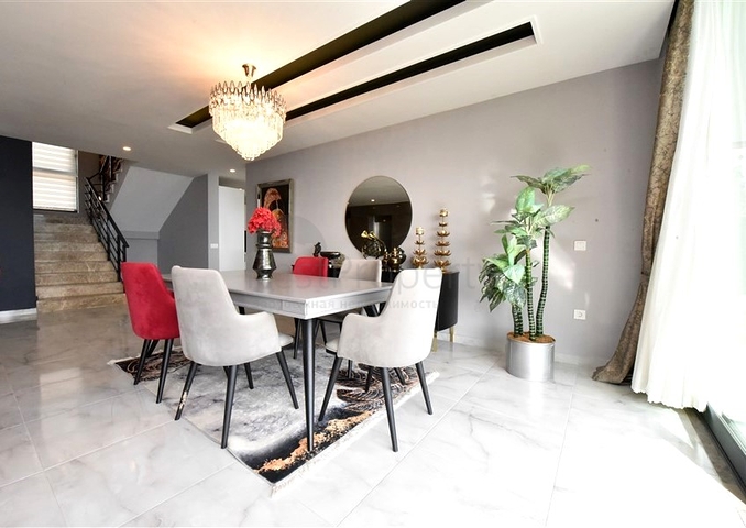 Dreistöckige Villa mit 5+1 Grundriss im Herzen von Alanya