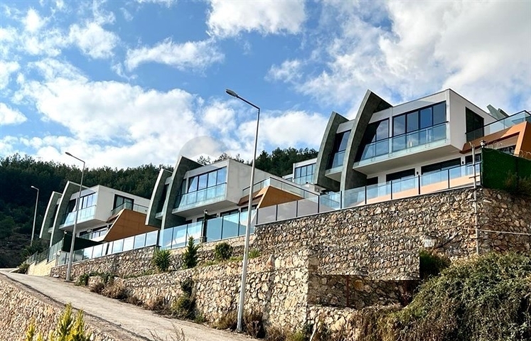 Dreistöckige Villa mit 5+1 Grundriss im Herzen von Alanya