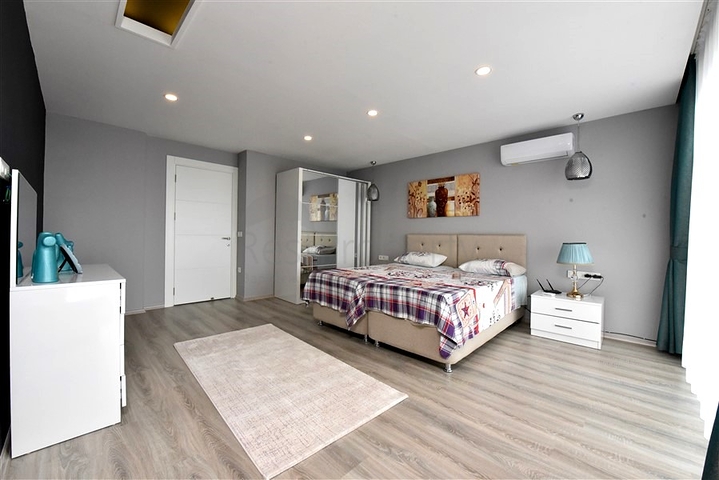 Dreistöckige Villa mit 5+1 Grundriss im Herzen von Alanya