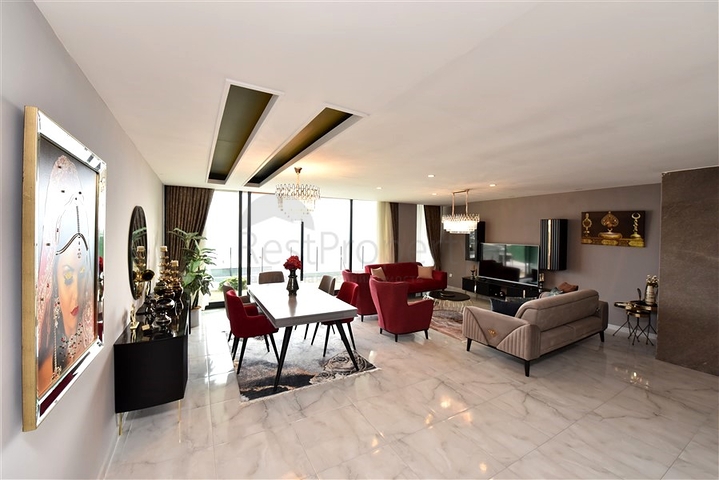 Dreistöckige Villa mit 5+1 Grundriss im Herzen von Alanya