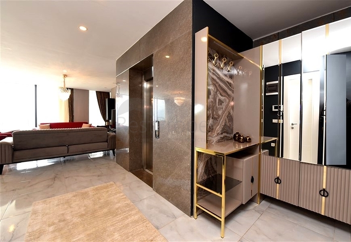 Dreistöckige Villa mit 5+1 Grundriss im Herzen von Alanya