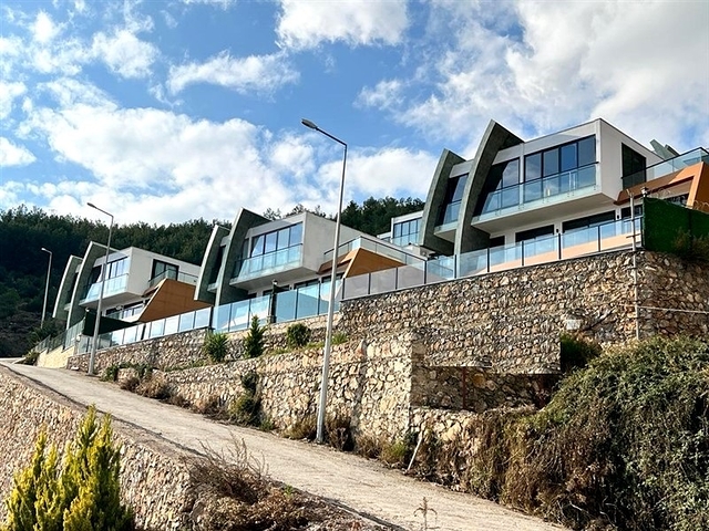 Dreistöckige Villa mit 5+1 Grundriss im Herzen von Alanya