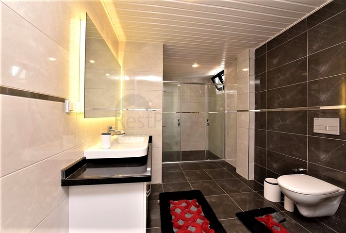 Dreistöckige Villa mit 5+1 Grundriss im Herzen von Alanya