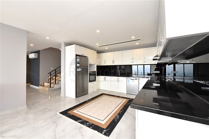 Dreistöckige Villa mit 5+1 Grundriss im Herzen von Alanya