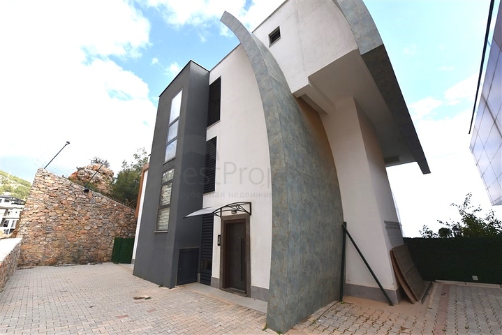 Dreistöckige Villa mit 5+1 Grundriss im Herzen von Alanya