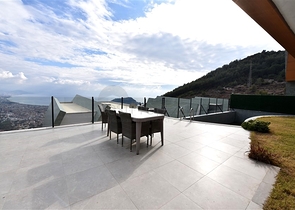 Dreistöckige Villa mit 5+1 Grundriss im Herzen von Alanya