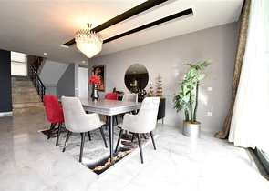 Dreistöckige Villa mit 5+1 Grundriss im Herzen von Alanya