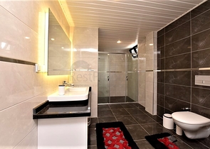 Dreistöckige Villa mit 5+1 Grundriss im Herzen von Alanya