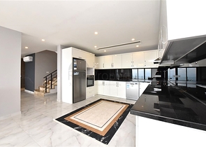 Dreistöckige Villa mit 5+1 Grundriss im Herzen von Alanya