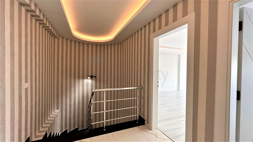 2+1 Penthouse im Zentrum von Mahmutlar mit Blick auf die Berge 