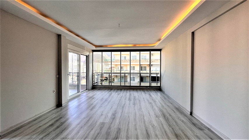 2+1 Penthouse im Zentrum von Mahmutlar mit Blick auf die Berge 