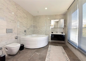 Dreizimmerwohnung mit Designermöbeln im Stadtteil Kestel