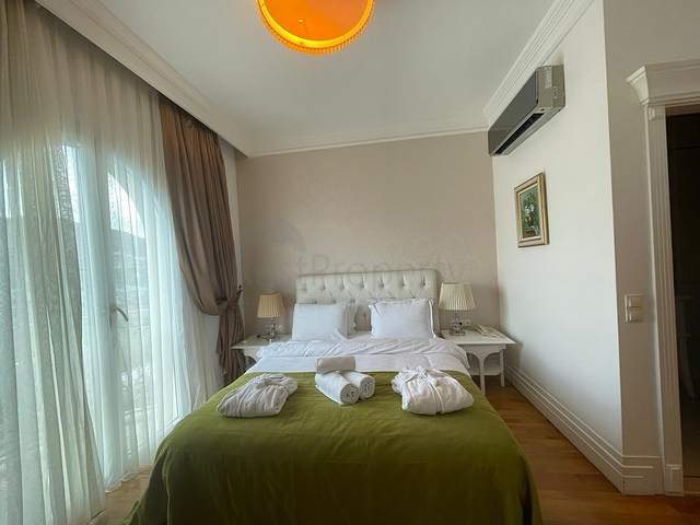 Luxuriöse Residenzen an der ersten Küste