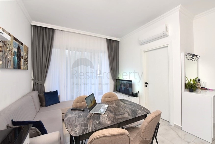 Möblierte Wohnung mit einem Schlafzimmer in einem Komplex in einem Kiefernwald