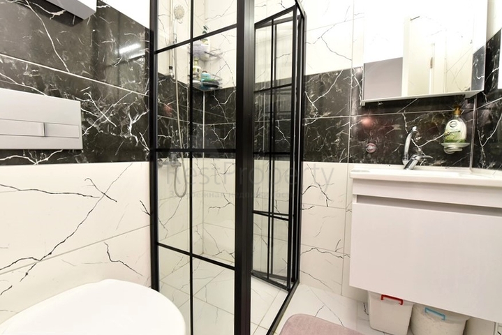 Möblierte Wohnung mit einem Schlafzimmer in einem Komplex in einem Kiefernwald