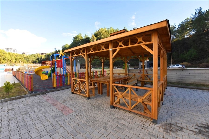 Möblierte Wohnung mit einem Schlafzimmer in einem Komplex in einem Kiefernwald