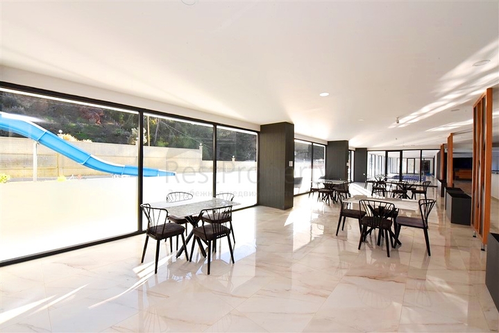 Möblierte Wohnung mit einem Schlafzimmer in einem Komplex in einem Kiefernwald