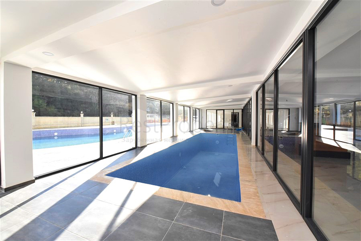 Möblierte Wohnung mit einem Schlafzimmer in einem Komplex in einem Kiefernwald