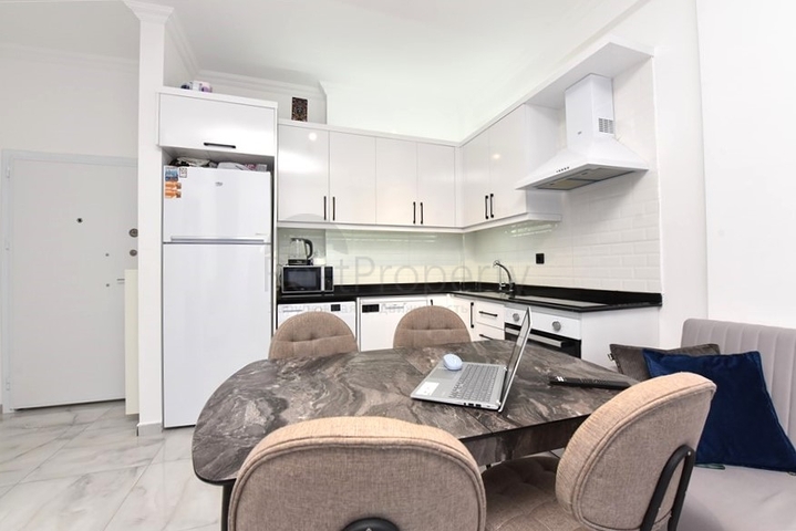 Möblierte Wohnung mit einem Schlafzimmer in einem Komplex in einem Kiefernwald