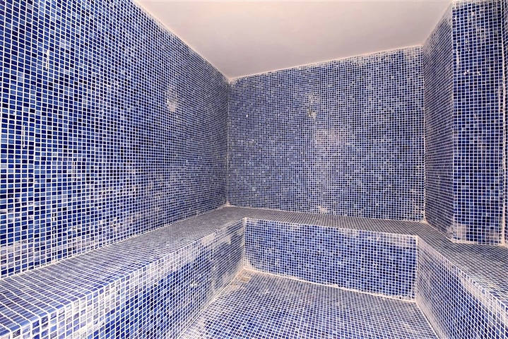 Möblierte Wohnung mit einem Schlafzimmer in einem Komplex in einem Kiefernwald