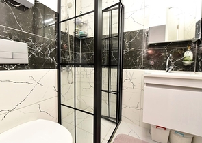 Möblierte Wohnung mit einem Schlafzimmer in einem Komplex in einem Kiefernwald