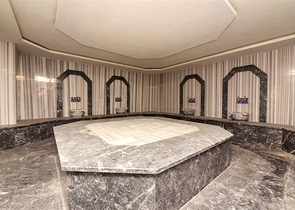 Möblierte Wohnung mit einem Schlafzimmer in einem Komplex in einem Kiefernwald