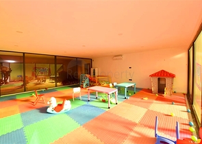 Möblierte Wohnung mit einem Schlafzimmer in einem Komplex in einem Kiefernwald