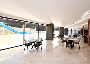 Möblierte Wohnung mit einem Schlafzimmer in einem Komplex in einem Kiefernwald