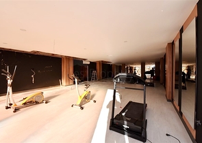 Möblierte Wohnung mit einem Schlafzimmer in einem Komplex in einem Kiefernwald