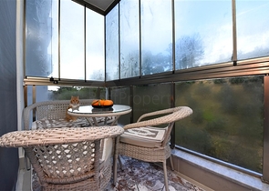 Möblierte Wohnung mit einem Schlafzimmer in einem Komplex in einem Kiefernwald