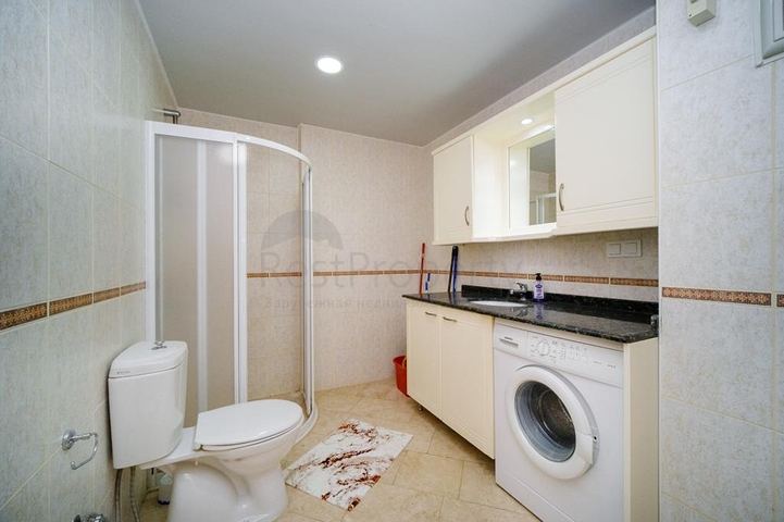 Schicke Wohnung mit Blick auf das Meer und die Festung im Stadtteil Tosmur          