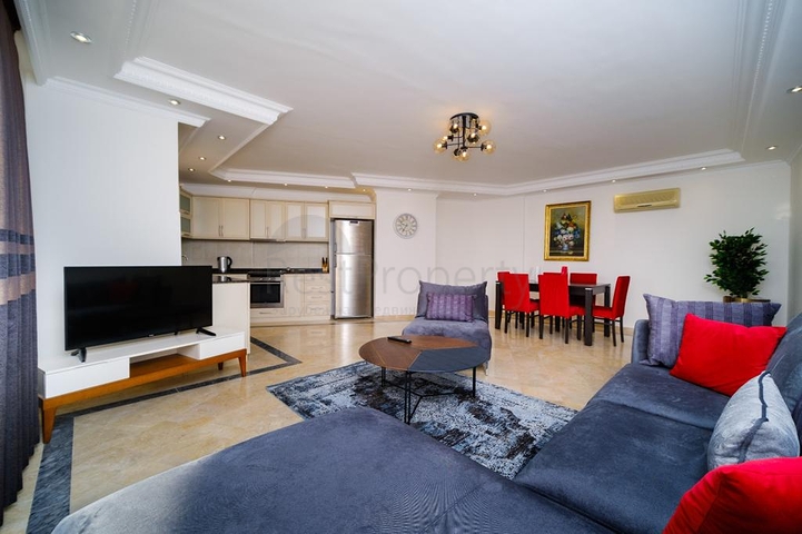 Schicke Wohnung mit Blick auf das Meer und die Festung im Stadtteil Tosmur          