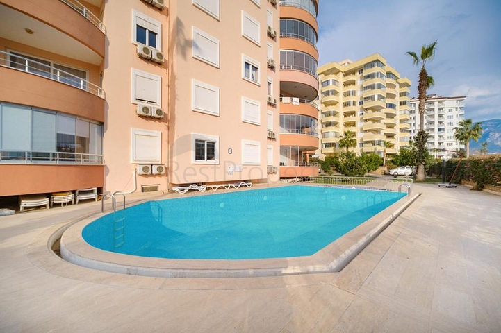 Schicke Wohnung mit Blick auf das Meer und die Festung im Stadtteil Tosmur          