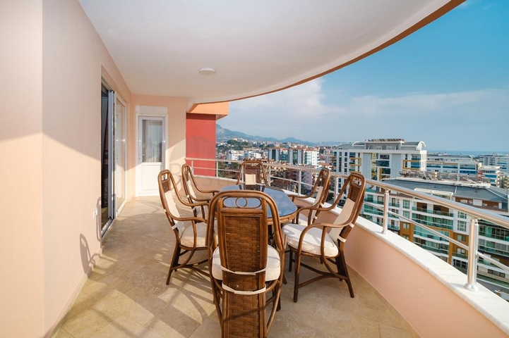 Schicke Wohnung mit Blick auf das Meer und die Festung im Stadtteil Tosmur          