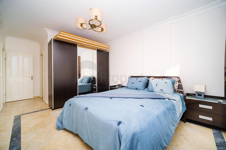 Schicke Wohnung mit Blick auf das Meer und die Festung im Stadtteil Tosmur          