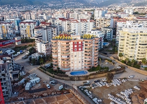 Schicke Wohnung mit Blick auf das Meer und die Festung im Stadtteil Tosmur          